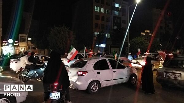 رژه ماشینی در پنجاه و یکمین شب از اجتماعات مردمی در بلوار فضل نیشابور  