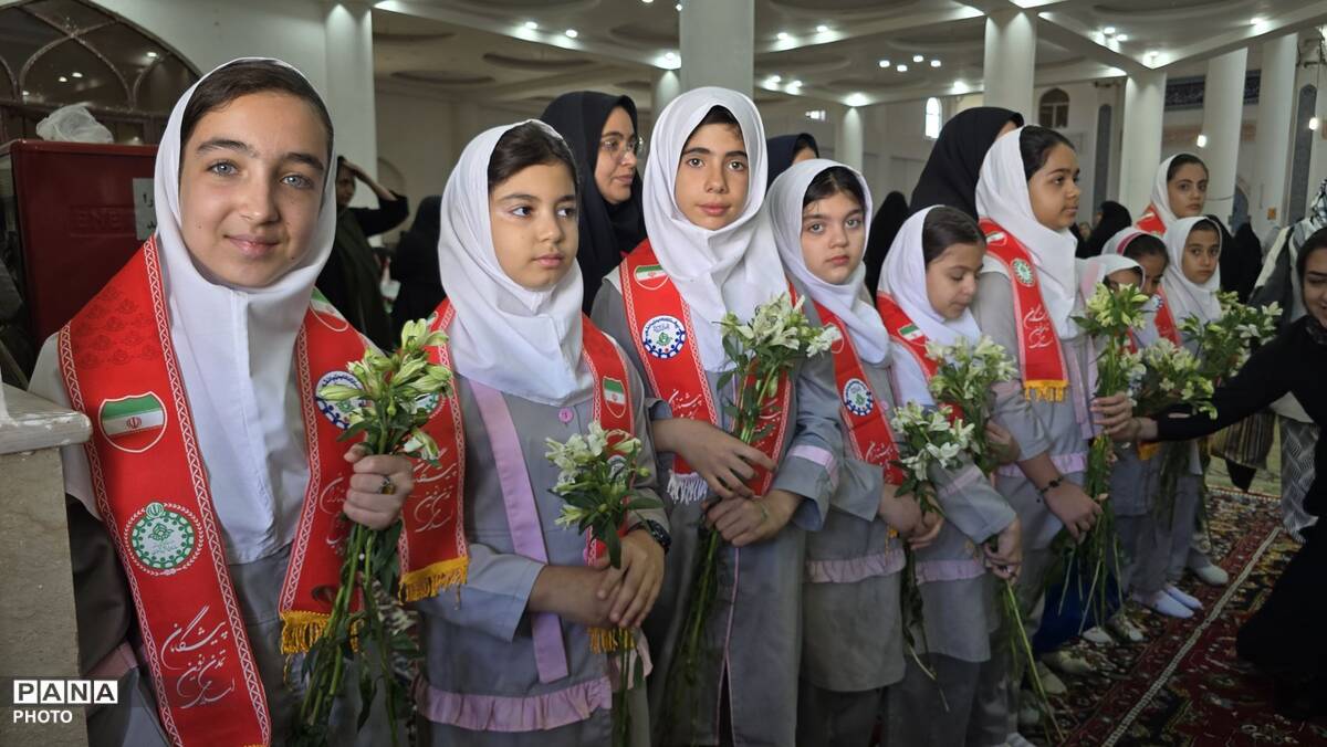 شکوه پاسداشت مقام معلم با حضور دانش‌آموزان و مسئولان آموزش و پرورش شهرستان نظرآباد