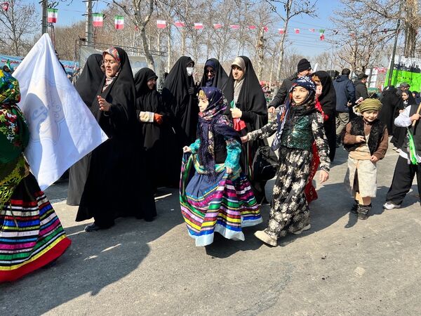 حضور دانش‌آموزان دبستان المهدی در راهپیمایی ۲۲ بهمن 