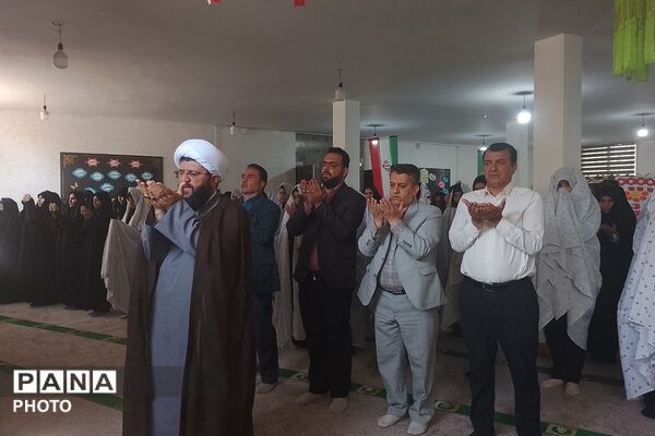 اقامه نماز جماعت در مدرسه شاهد مرضیه با حضور مسئولان آموزش‌وپرورش پاکدشت