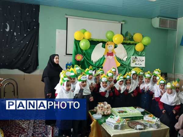 شیرین‌تر شدن کتاب قرآن کلاس اولی‌ها با برگزاری جشن باشکوه قرآن در دبستان تکتم