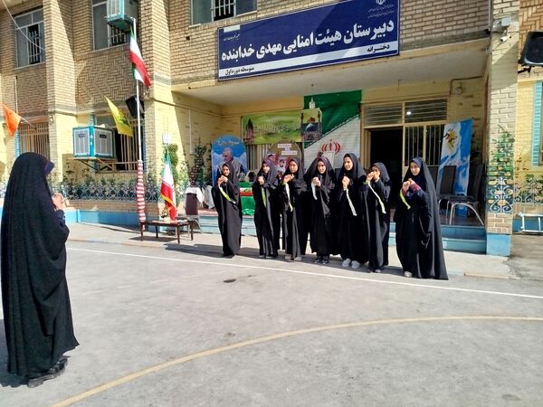 دانش‌آموزان مدرسه مهدی خدابنده با شهدا تجدید پیمان کردند