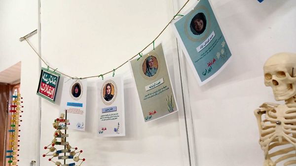 برپایی نمایشگاه دستاوردهای انقلاب‌اسلامی در دبیرستان نمونه‌تربیت شهرستان محلات