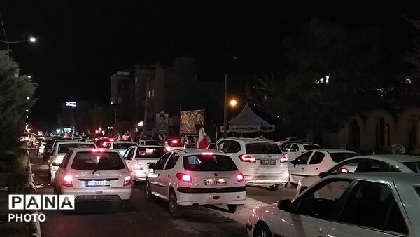 بلوار فضل پرشور از ماشین هایی با پرچم ایران 