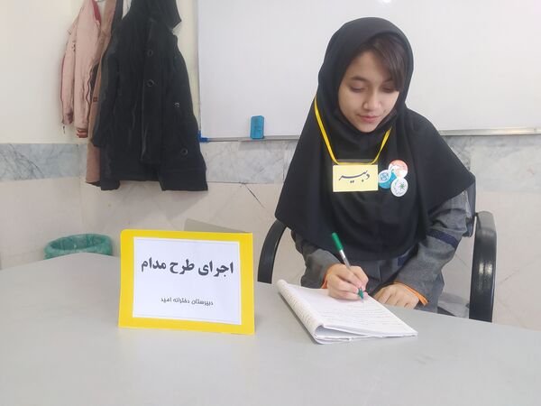 اجرای طرح مدادم در دبیرستان دخترانه امید 