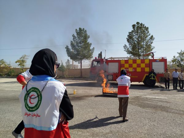 مانور آتش نشانی به مناسبت هفته پدافند غیر عامل در دانشگاه پیام نور کاشمر