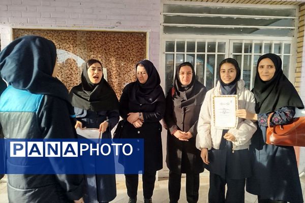 تجلیل از دانش آموزان ممتاز دبیرستان عطیه 
