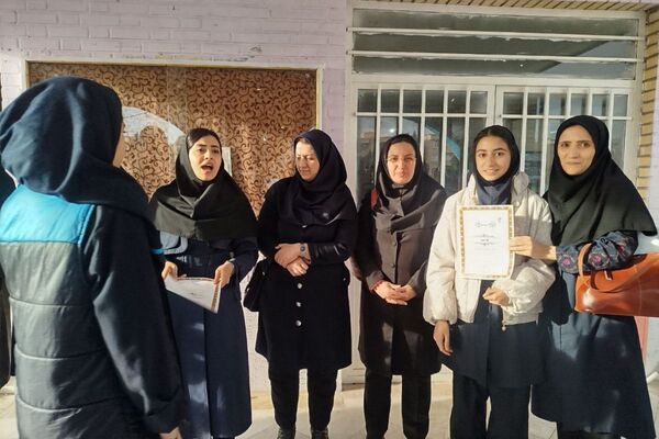 تجلیل از دانش آموزان ممتاز دبیرستان عطیه 