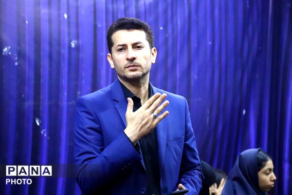 سوگواره شبانه دانش آموزان تبریز در تجمعات مردمی برای رهبر شهید