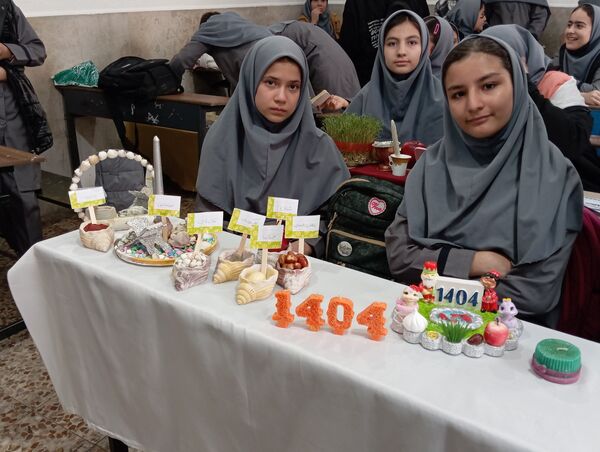 ابتکار دانش آموزان مدرسه دانش نیا در چیدن هفت سین مربوط به هر درس