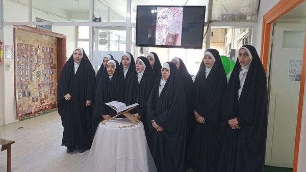 برگزاری نمایشگاه باقرآن تا آسمان در دبیرستان دخترانه امام حسین(ع)