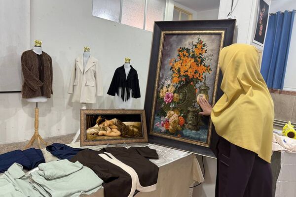 آیین افتتاحیه نمایشگاه هنری «ماها» در هنرستان شهید تاجیک بهارستان‌دو