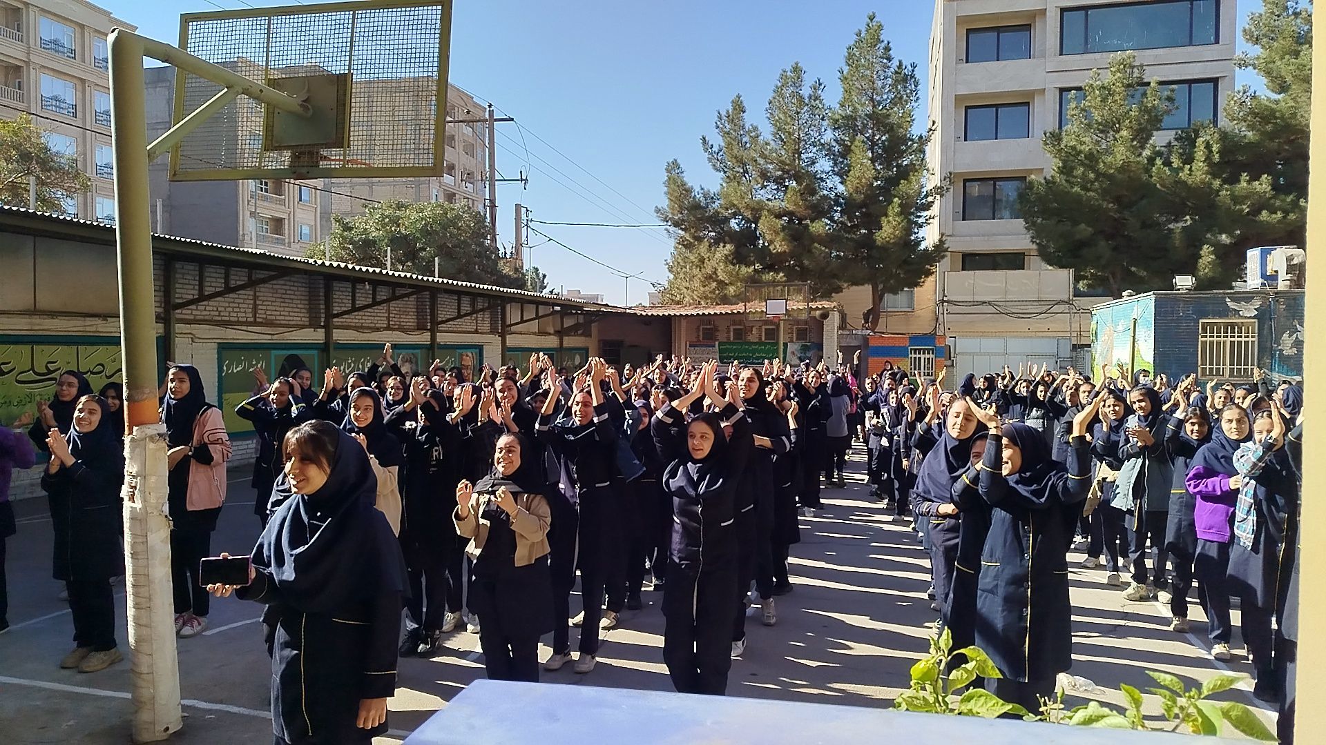 مسابقات ورزشی به مناسبت هفته بهداشت و روان در دبیرستان پیرایش یک