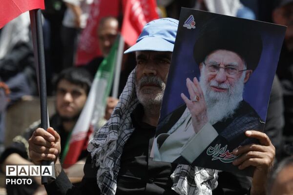 وداع با پیکر مطهر امام شهید در مصلای تهران