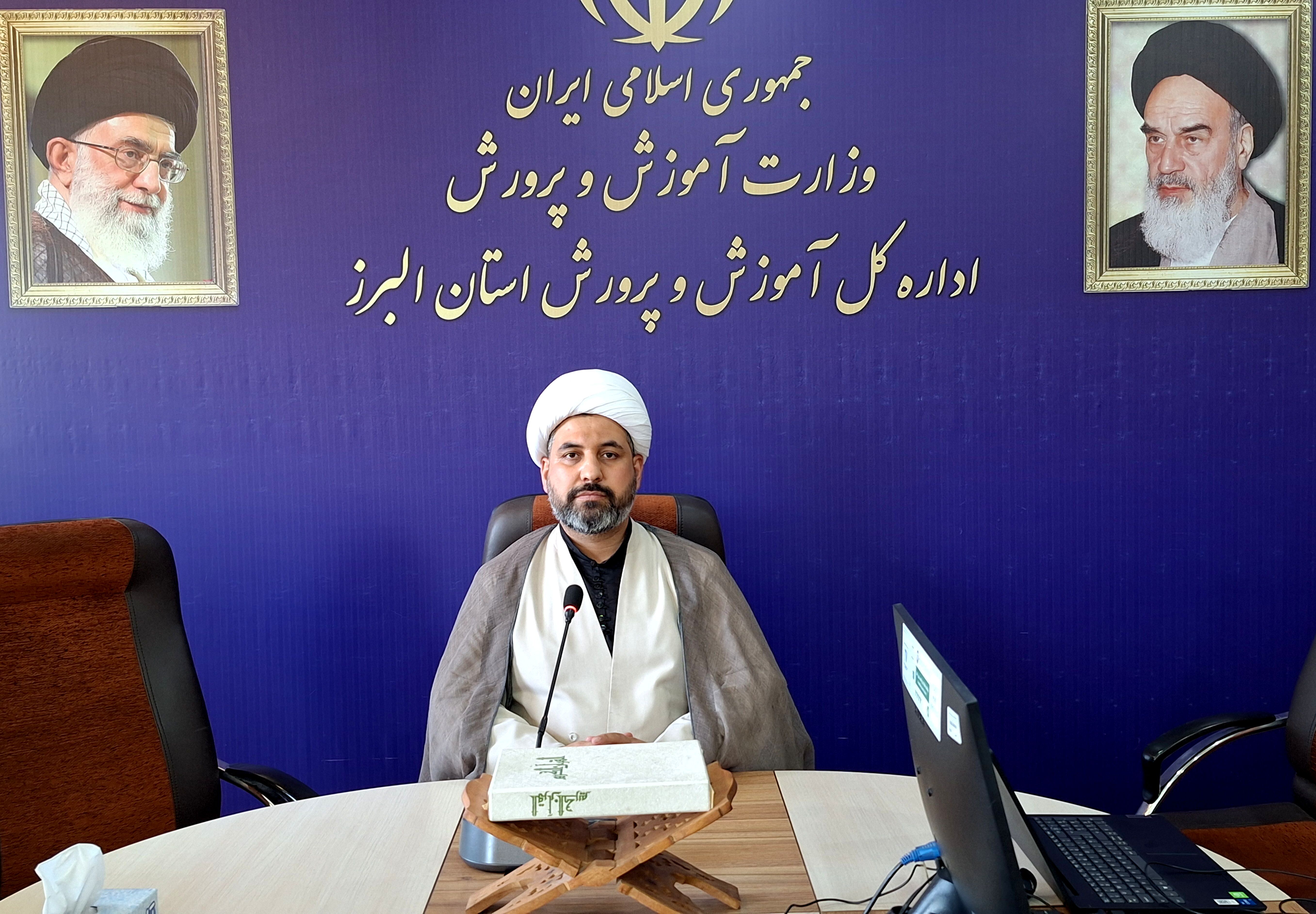 انقلاب اسلامی ایران شکوهمندترین انقلاب تاریخ معاصر جهان است