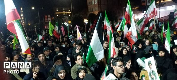 راهپیمایی گسترده مردم نیشابور در احتماع شبانه