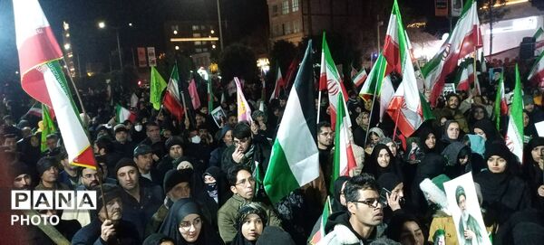 راهپیمایی گسترده مردم نیشابور در احتماع شبانه