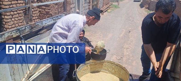 پخش نذری ظهر عاشورا در روستای حسن آباد بلهر 