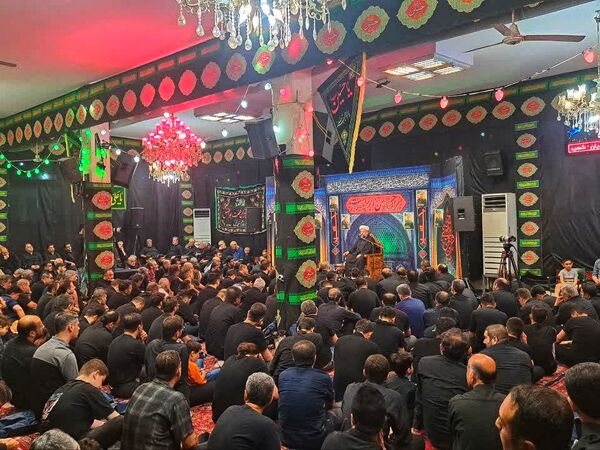 تجمع عظیم عاشقان در روز عاشورا به یاد امام حسین(ع)