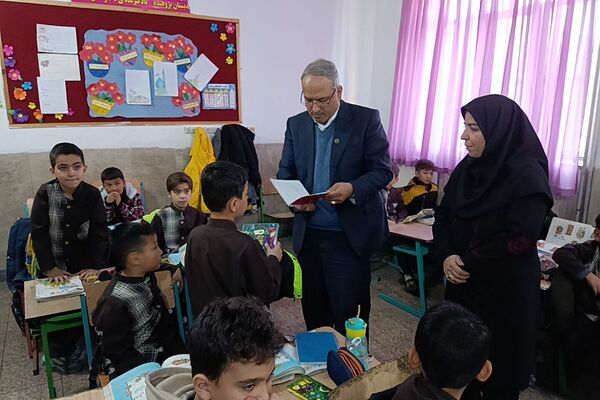 حضور سرزده مدیرکل آموزش و پرورش شهرستان‌های تهران در دبستان حافظ منطقه عباس آباد ناحیه یک شهرری