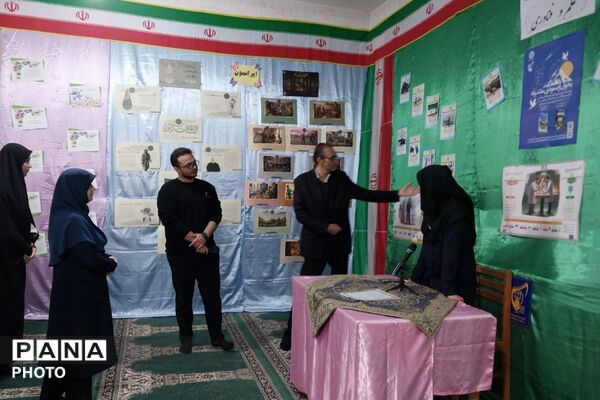 نمایشگاه مدرسه انقلاب در دبیرستان جوادالائمه بهارستان‌دو