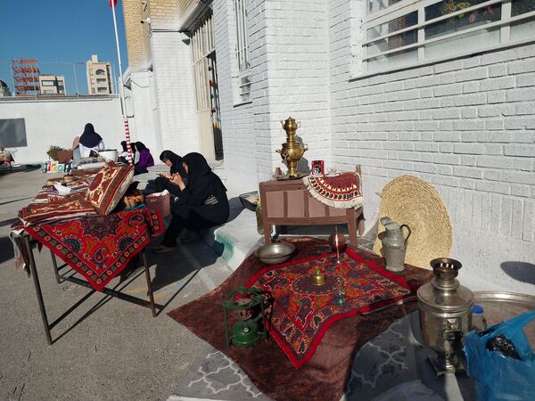 بازارچه کمک به غزه در هنرستان کاردانش امام حسن مجتبی (ع) ناحیه۶ مشهد