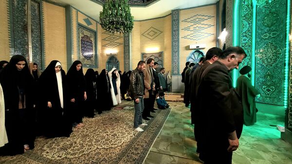 جشن فارغ‌التحصیلی دانش‌آموزان دختر بروجنی