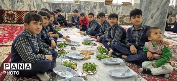  محفل انس با قرآن وضیافت افطاری در آموزشگاه شهید غلامپور زاوین