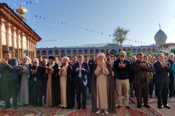شکوه وحدت مردم شیراز در نماز عید فطر در حرم شاهچراغ(ع)