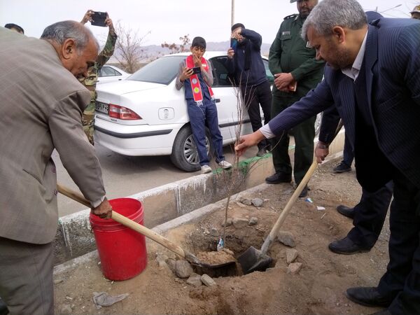 مراسم درخت کاری در مدرسه پویندگان فرهنگ شهرستان خلیل آباد 