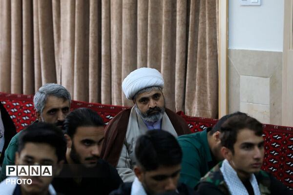 دیدار دانش آموزان بسیجی شهرستان بیرجند با نماینده ولی فقیه در استان