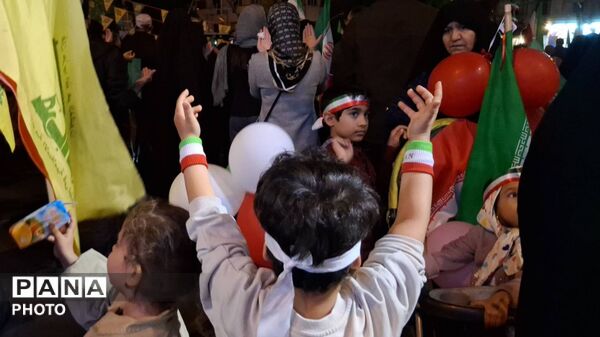 مردم پای عهد انقلاب در تهران