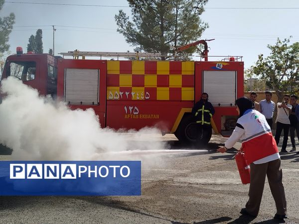 مانور آتش نشانی به مناسبت هفته پدافند غیر عامل در دانشگاه پیام نور کاشمر