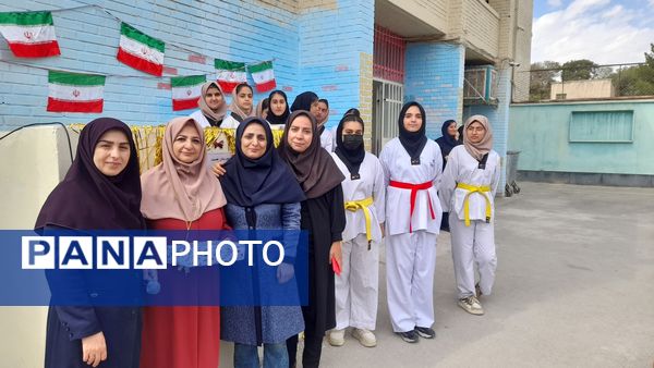 انجام حرکات ورزشی و نمادین به‌مناسبت هفته تربیت‌بدنی توسط ورزشکاران نوجوان اسلامشهر