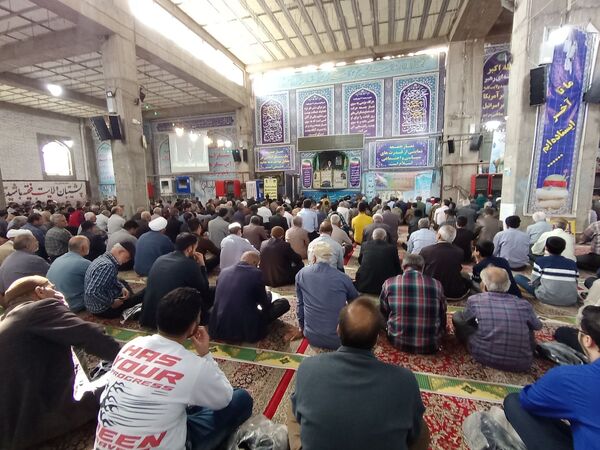 برگزاری نماز جمعه در آغاز هفته بسیج دانش آموزی با حضور دانش آموزان بسیجی نیشابور