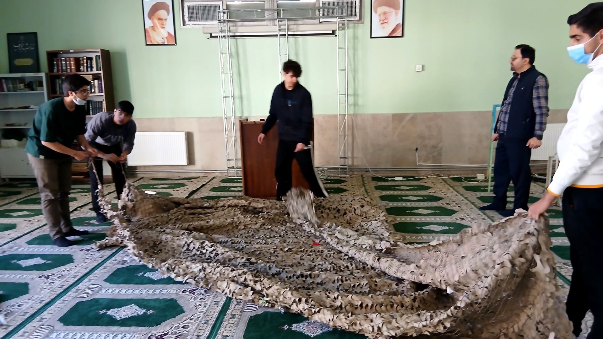 مراحل آماده‌سازی مراسم گرامیداشت شهید رمضانعلی چوبداری در دبیرستان نمونه دولتی معلم ساوجبلاغ 
