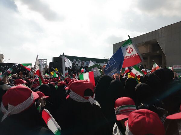 حضور پر شور دانش آموزان  در راهپیمایی ۱۳ آبان 