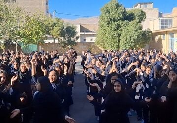 نواختن زنگ ایثار و مقاومت در دبیرستان شهید خسروی 