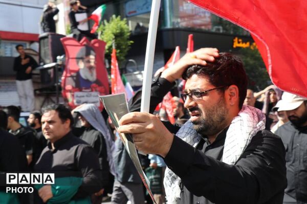 مشهد غرق در غم تشییع رهبر شهید