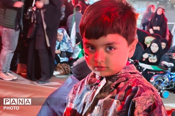 حضور دانش‌آموزان و کودکان بهارستانی در راهپیمایی شبانه «جنگ رمضان»