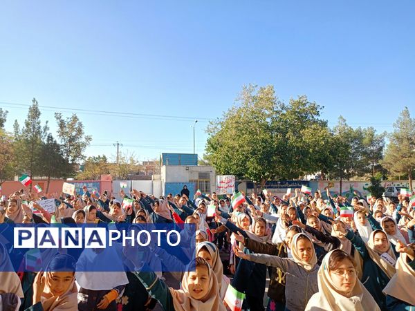 روزی شاد در دبستان سمیه کاشمر 