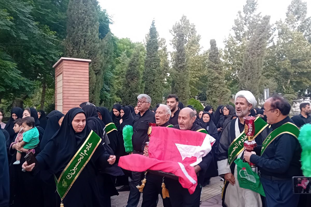 مراسم عزاداری حسینی با حضور خادمین و پرچم کربلا در بوستان فدک اصیل آباد 