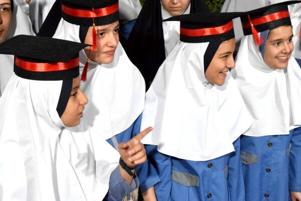 وداع با دوران ابتدایی؛ جشن فارغ‌التحصیلی ششم‌دختران «شیخ مفید» در منطقه ۱۴