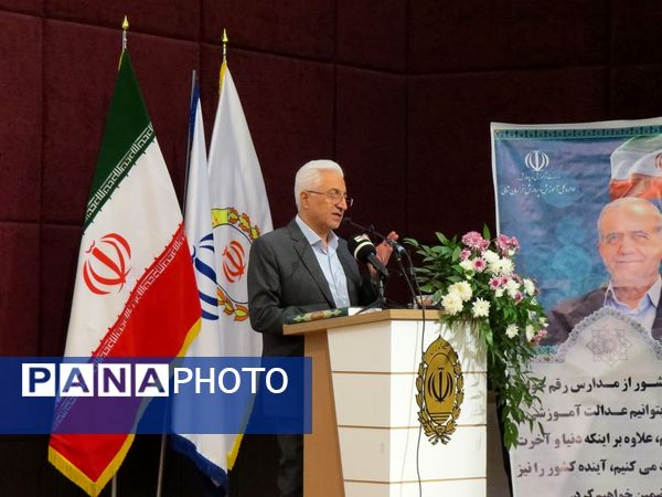 آیین تجلیل از معلمان نمونه استانی در بجنورد