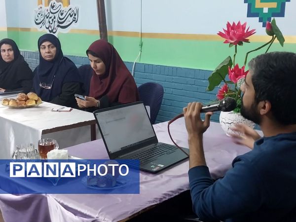 جلسه شورای دبیران در دبیرستان دخترانه فضه 