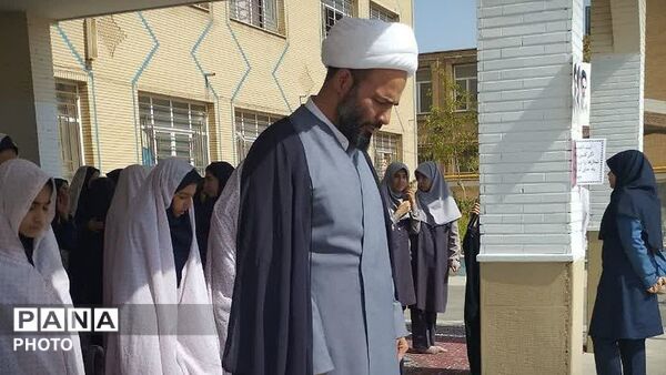 برگزاری باشکوه نماز جماعت در دبیرستان دخترانه کوثر