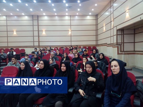 آیین تجلیل از دانش‌آموزان برتراستانی و کشوری در پژوهش سرای دکتر حسابی شهرستان قدس 