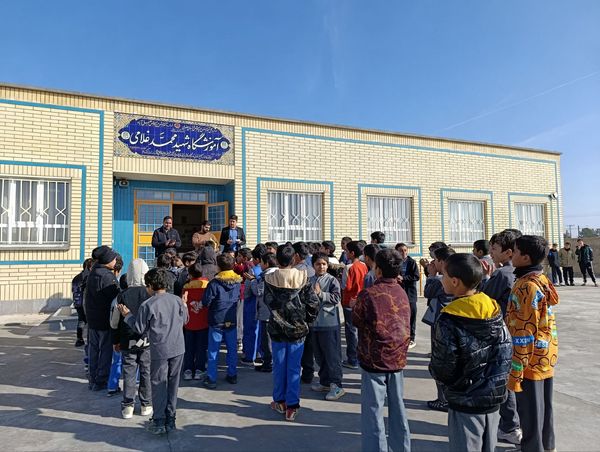 تجلیل از برگزیدگان مسابقات در مدرسه شهید غلامی خلیل آباد 