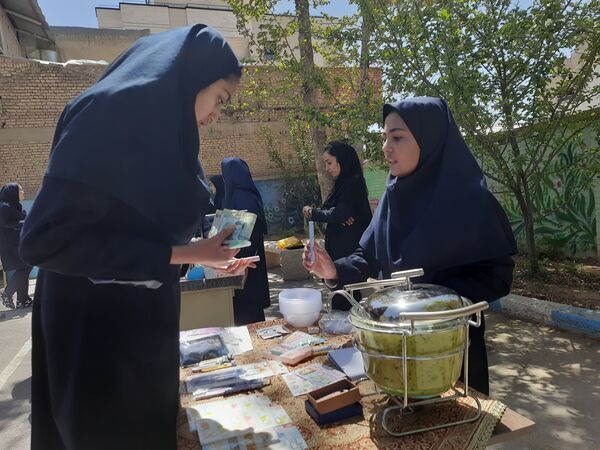 بازارچه کسب‌ و کار با هدف کارآفرینی در آموزشگاه نورایمان