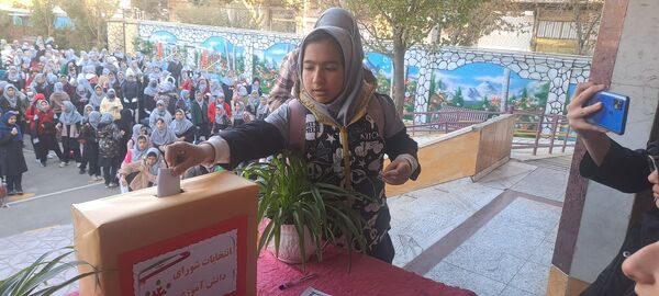شور و نشاط دانش‌آموزان مدرسه حضرت معصومه (س) ناحیه 4 کرج در انتخابات شورای دانش‌آموزی